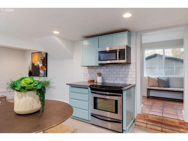 3827 Sw DOLPH Ct, Portland, OR 97219