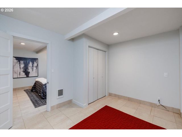 3827 Sw DOLPH Ct, Portland, OR 97219