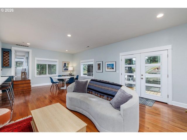 3827 Sw DOLPH Ct, Portland, OR 97219