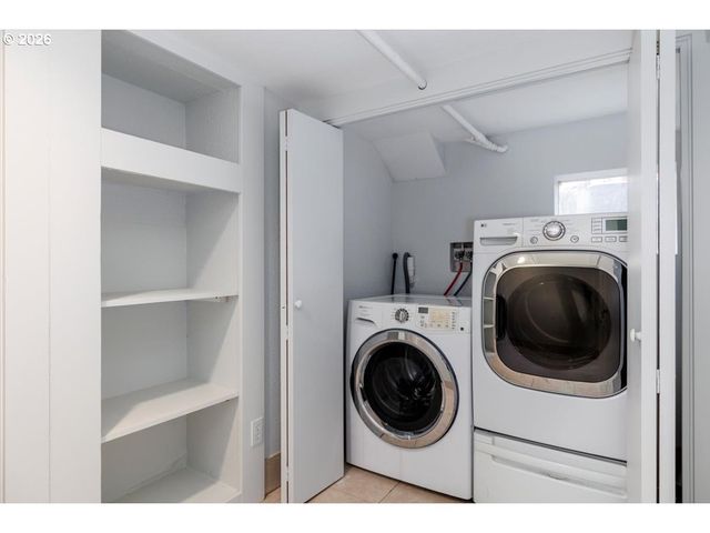 3827 Sw DOLPH Ct, Portland, OR 97219