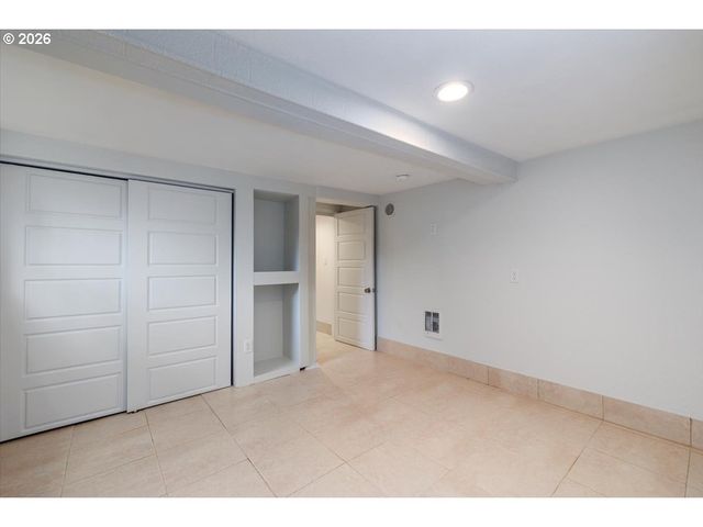 3827 Sw DOLPH Ct, Portland, OR 97219