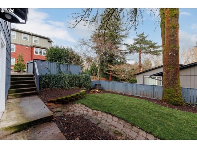 3827 Sw DOLPH Ct, Portland, OR 97219