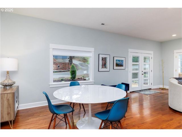 3827 Sw DOLPH Ct, Portland, OR 97219