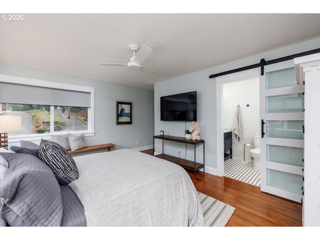 3827 Sw DOLPH Ct, Portland, OR 97219