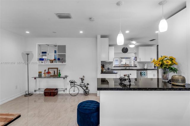 9770 NW 25th St, Sunrise, FL 33322
