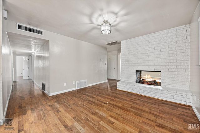 201 Oleander Avenue, Bakersfield, CA 93304