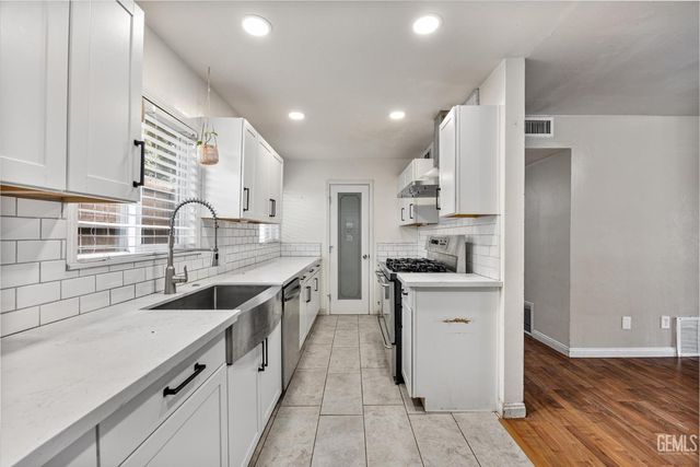 201 Oleander Avenue, Bakersfield, CA 93304