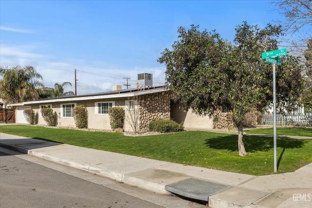 201 Oleander Avenue, Bakersfield, CA 93304