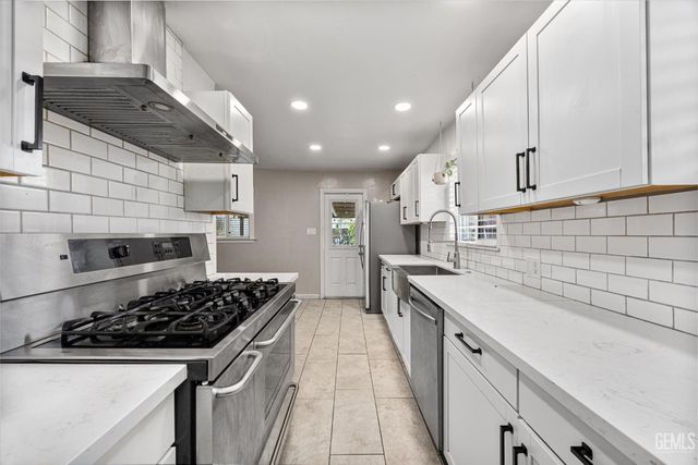 201 Oleander Avenue, Bakersfield, CA 93304