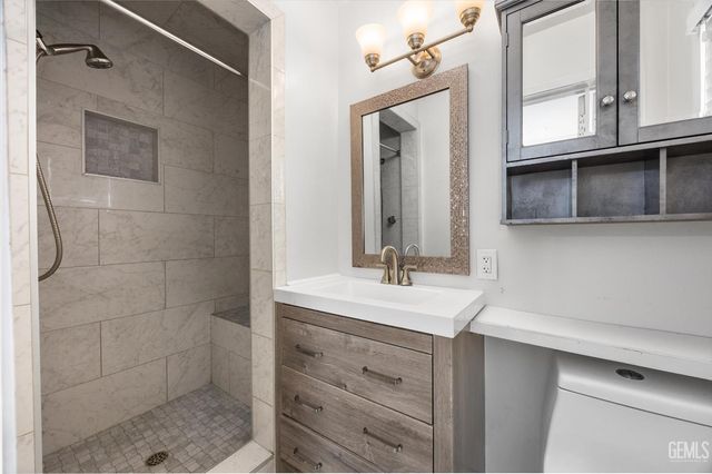 201 Oleander Avenue, Bakersfield, CA 93304