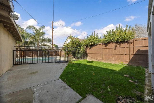 201 Oleander Avenue, Bakersfield, CA 93304