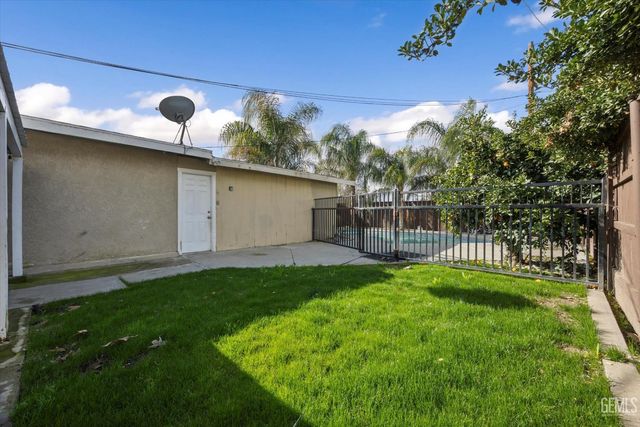 201 Oleander Avenue, Bakersfield, CA 93304