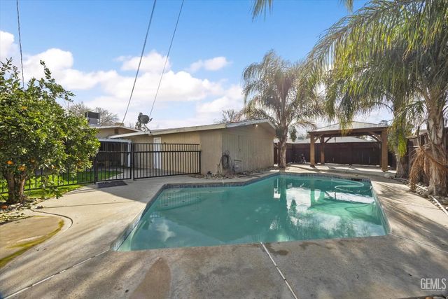 201 Oleander Avenue, Bakersfield, CA 93304