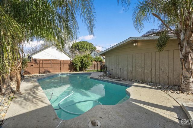 201 Oleander Avenue, Bakersfield, CA 93304