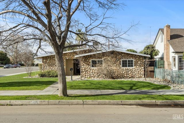 201 Oleander Avenue, Bakersfield, CA 93304