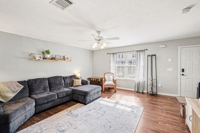 2039 George Buchanan Dr, La Vergne, TN 37086