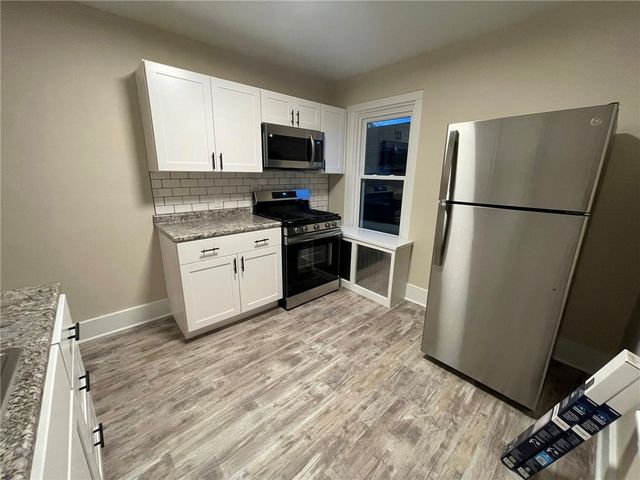 863 5th Ave Fl 2, Coraopolis, PA 15108