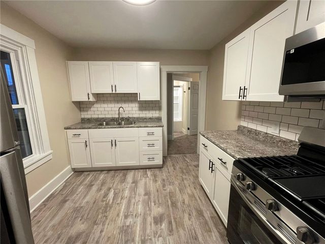 863 5th Ave Fl 2, Coraopolis, PA 15108