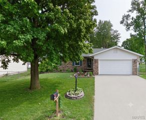 608 Saint Rose Drive, Godfrey, IL 62035