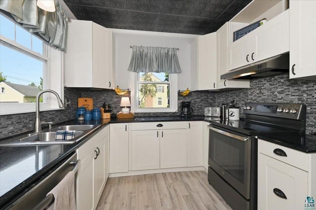 902 8th St, Superior, WI 54880