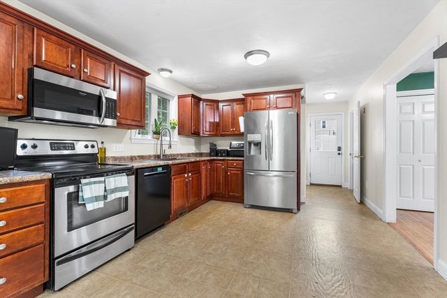55 Edge Hill Dr, Bridgewater, MA 02324