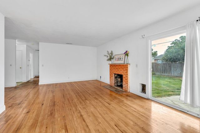 925 W J St, Los Banos, CA 93635