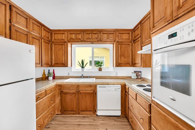 925 W J St, Los Banos, CA 93635