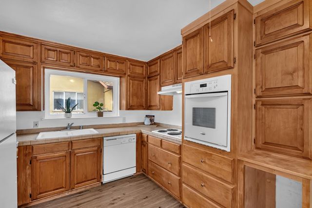 925 W J St, Los Banos, CA 93635