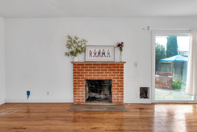 925 W J St, Los Banos, CA 93635