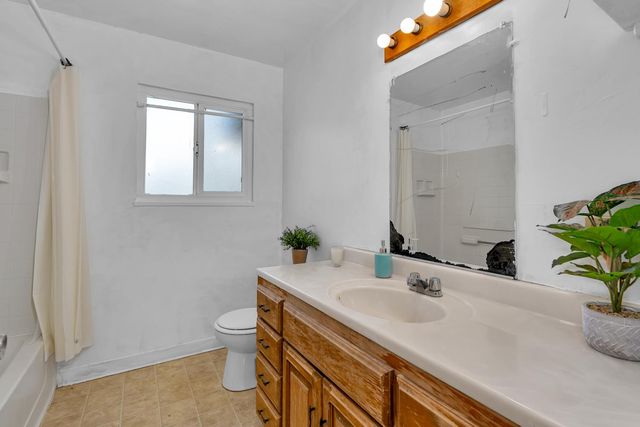 925 W J St, Los Banos, CA 93635