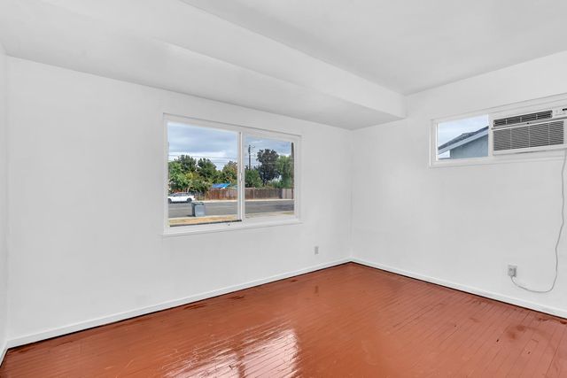 925 W J St, Los Banos, CA 93635