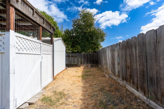 925 W J St, Los Banos, CA 93635