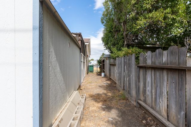 925 W J St, Los Banos, CA 93635