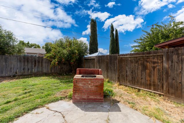 925 W J St, Los Banos, CA 93635