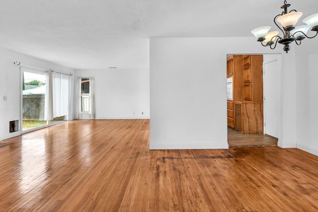 925 W J St, Los Banos, CA 93635