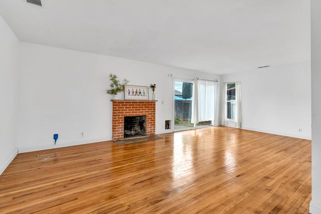 925 W J St, Los Banos, CA 93635