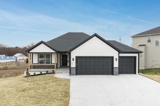 2807 Stone Creek Avenue, Tonganoxie, KS 66086