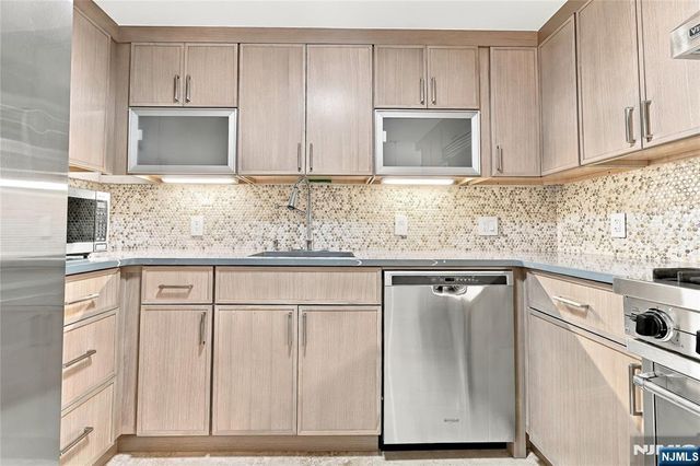 518-536 Gregory Avenue A208, Weehawken, NJ 07086