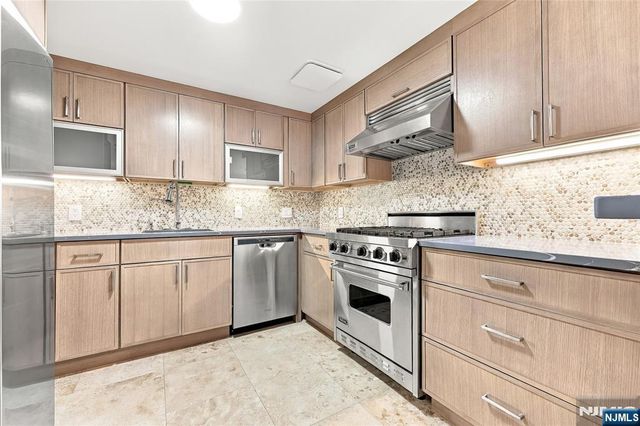 518-536 Gregory Avenue A208, Weehawken, NJ 07086