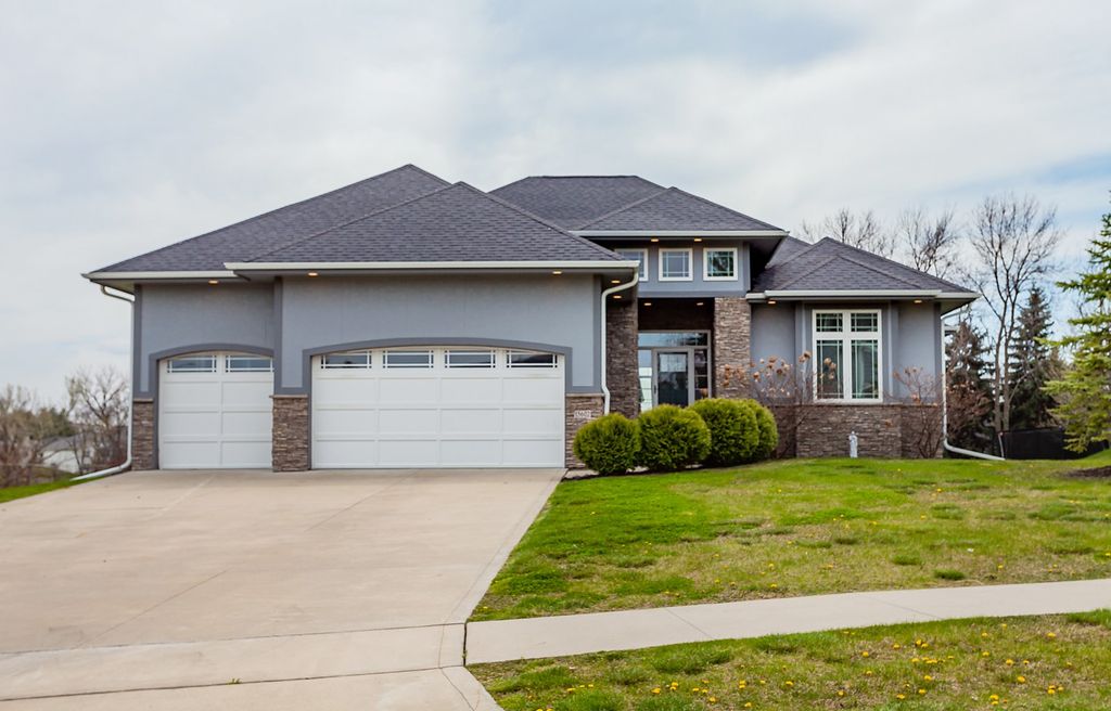 15602 Wilden Drive, Urbandale, IA 50323