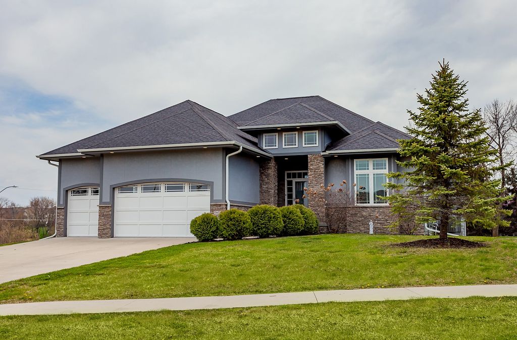 15602 Wilden Drive, Urbandale, IA 50323