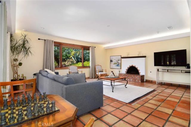 18690 Pasadero Drive, Tarzana, CA 91356