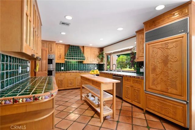 18690 Pasadero Drive, Tarzana, CA 91356