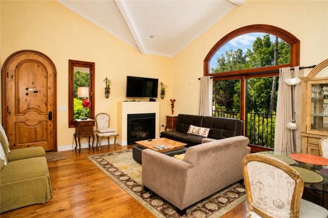 18690 Pasadero Drive, Tarzana, CA 91356