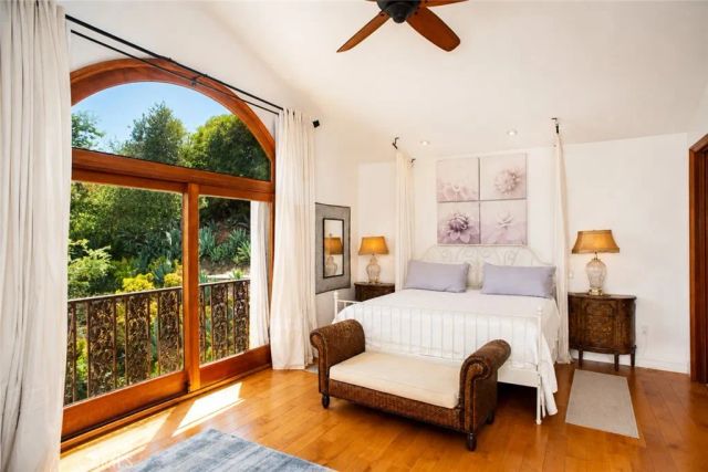 18690 Pasadero Drive, Tarzana, CA 91356