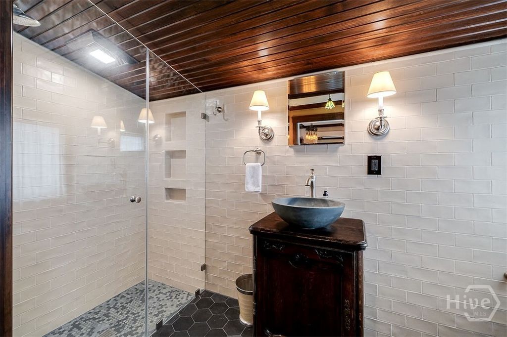 Image 12 of property listing at 215 E 45th Street, Savannah, GA 31405