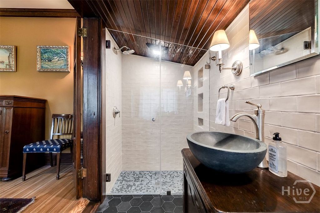 Image 13 of property listing at 215 E 45th Street, Savannah, GA 31405