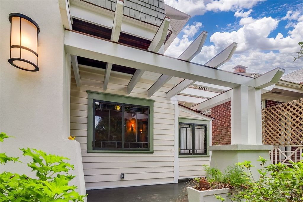 Image 3 of property listing at 215 E 45th Street, Savannah, GA 31405