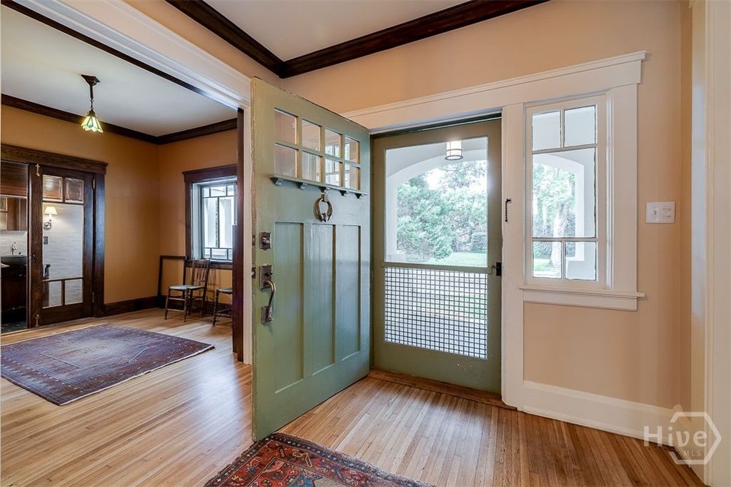 Image 5 of property listing at 215 E 45th Street, Savannah, GA 31405