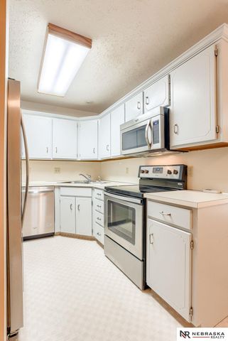 309 E 17th Avenue, Bellevue, NE 68005